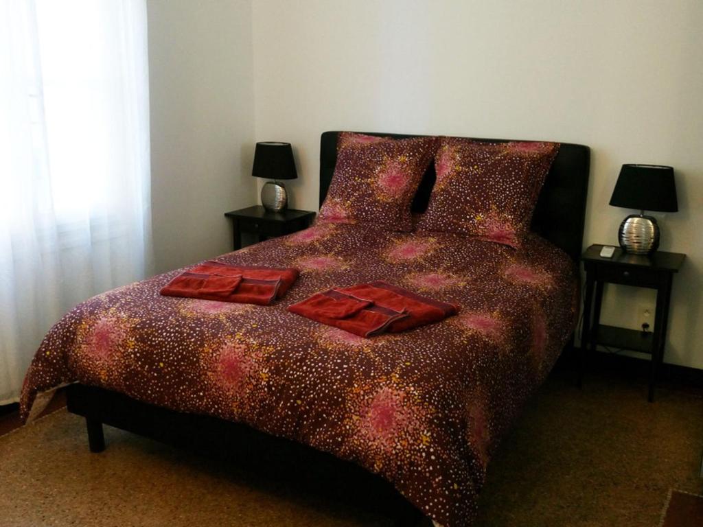 Queen Room with Shared Bathroom