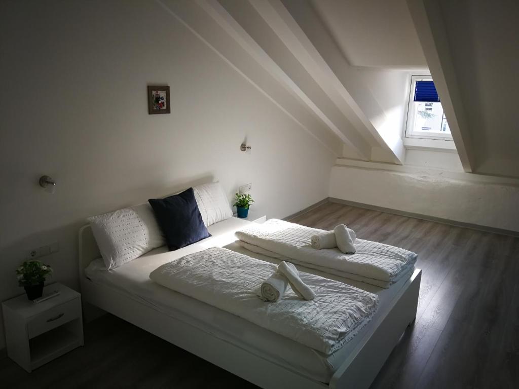 Iceman Room's Central - 3