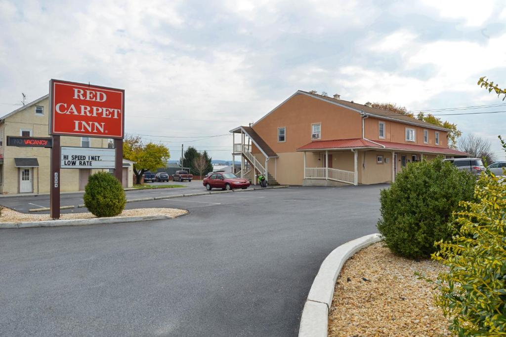 Red Carpet Inn Ronks photo