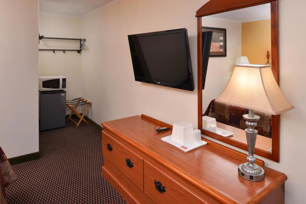 Red Carpet Inn Ronks photo