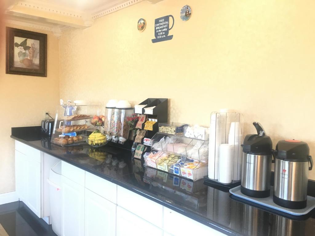 Travelodge by Wyndham Orangeburg photo