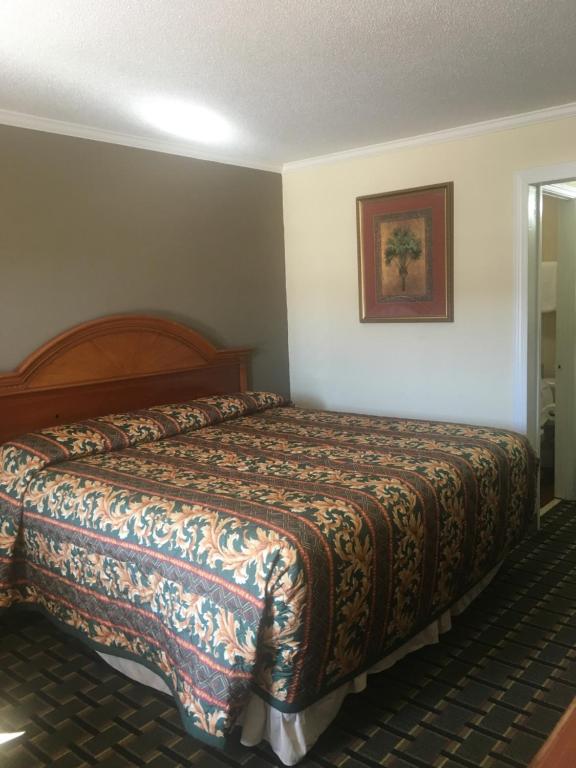 Travelodge by Wyndham Orangeburg photo