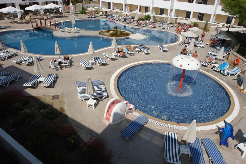 Matina Pefkos Aparthotel — Basen in Pefkos, Wyspy Egejskie Południowe