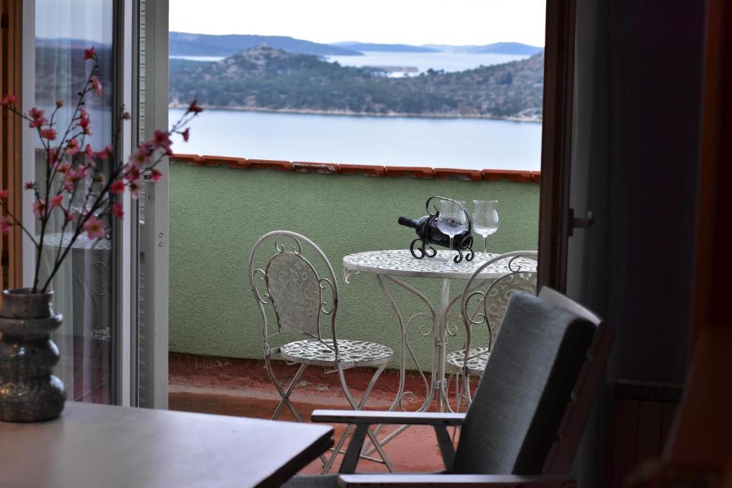 Moonshine apartment with magnificent view, Šibenik