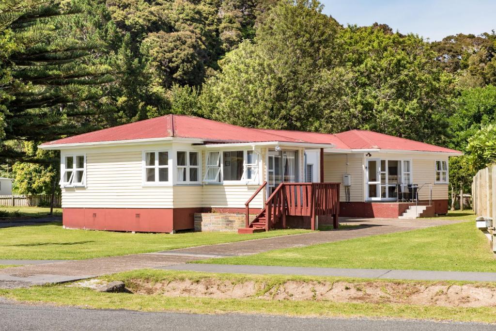 Exterior view, Waitangi Beach Bach 30B in Bay of Islands