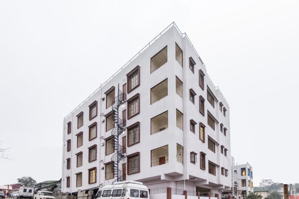 Entrance, Capital O 10796 Hotel Travellers Inn in Shillong