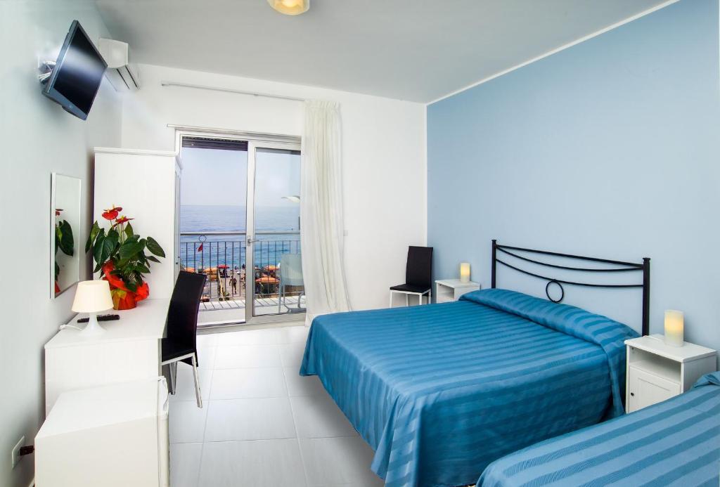 Maniel Beach Hotel - 3