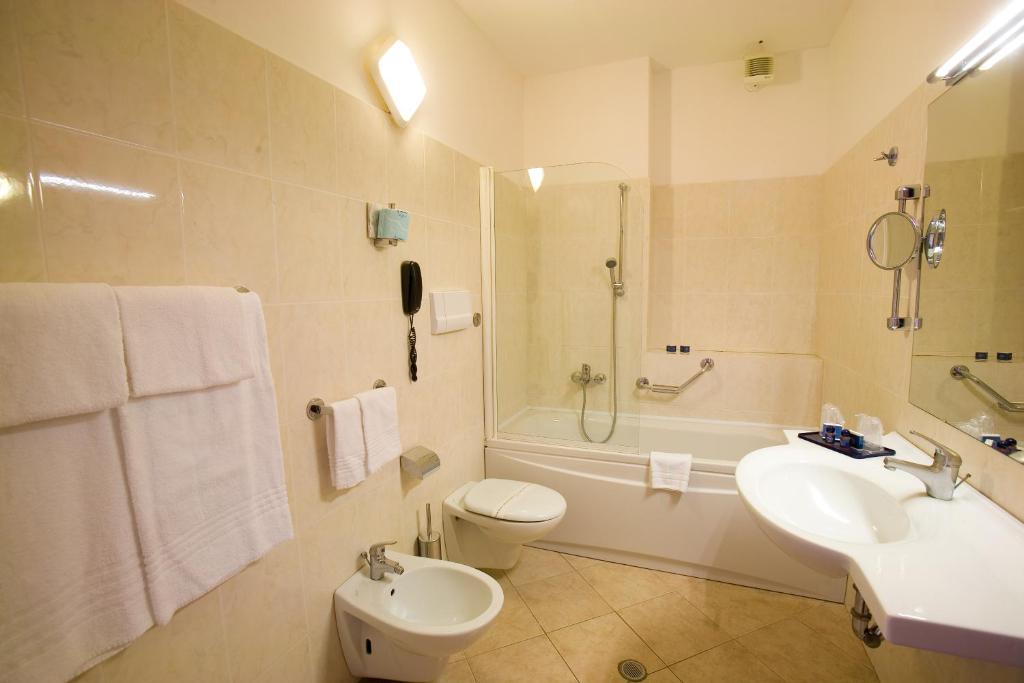 Hotel Villa Esperia — Hotel rooms in Taormina, Sicily