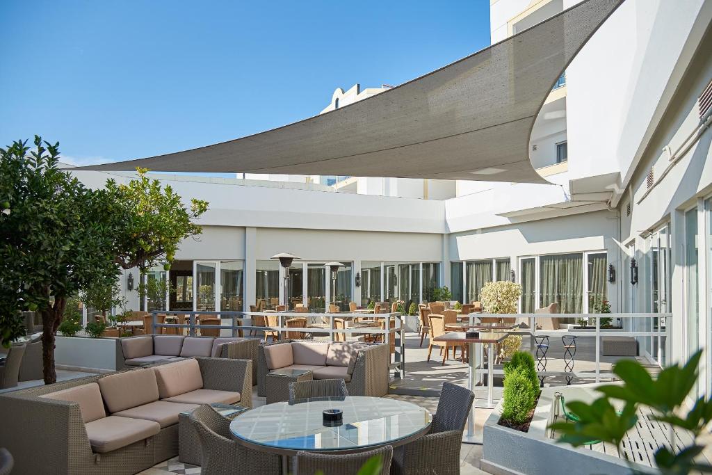 Bar/lounge, Dona Filipa Hotel in Almancil