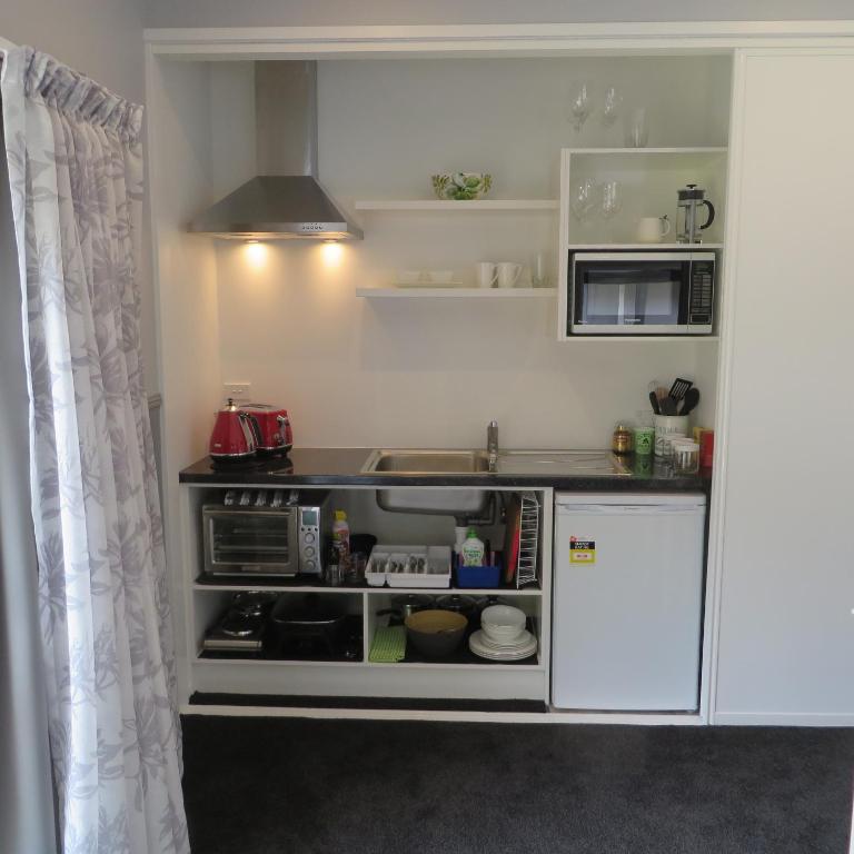 Kitchen, Brecon Pond Bed & Breakfast in Mount Taranaki
