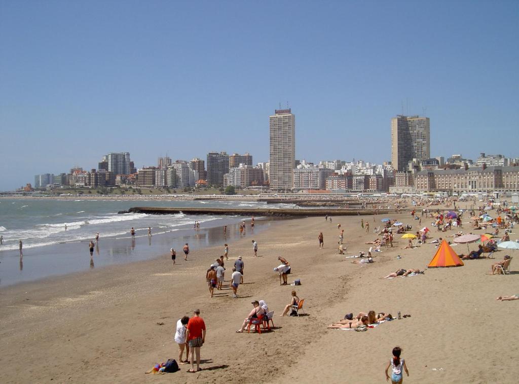 Departamento completo centro frente a la playa y Casino central 2 amb luminosos - 1