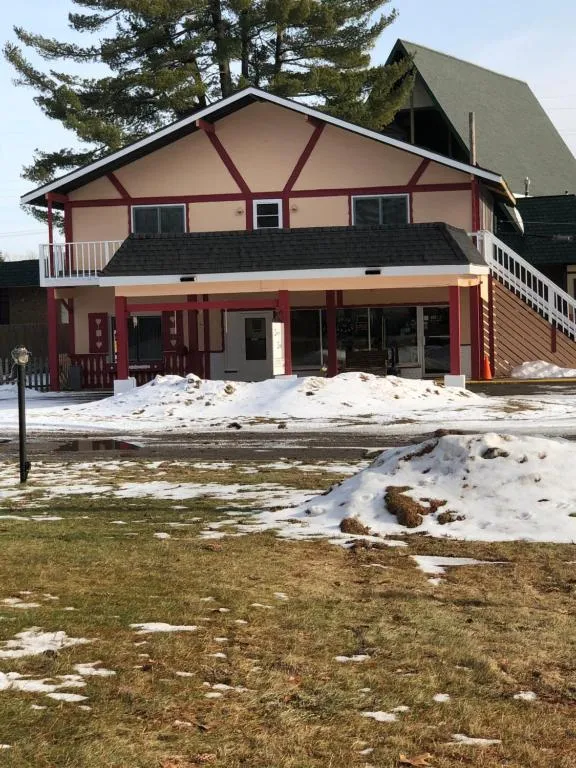 阳光雪花酒店，位于凯迪拉克的酒店