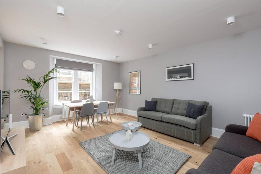 ALTIDO Luxurious 2BR home near Haymarket station — Hotel in Edinburgh