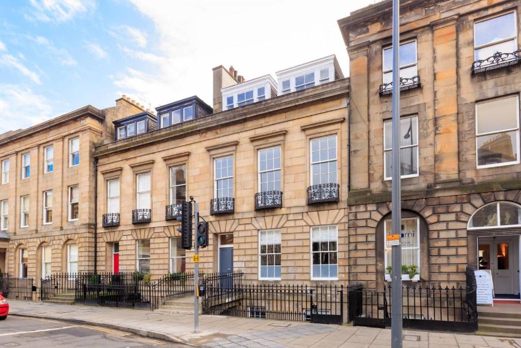 ALTIDO Spacious and Bright 1bed Apt, short walk from Princes street photo