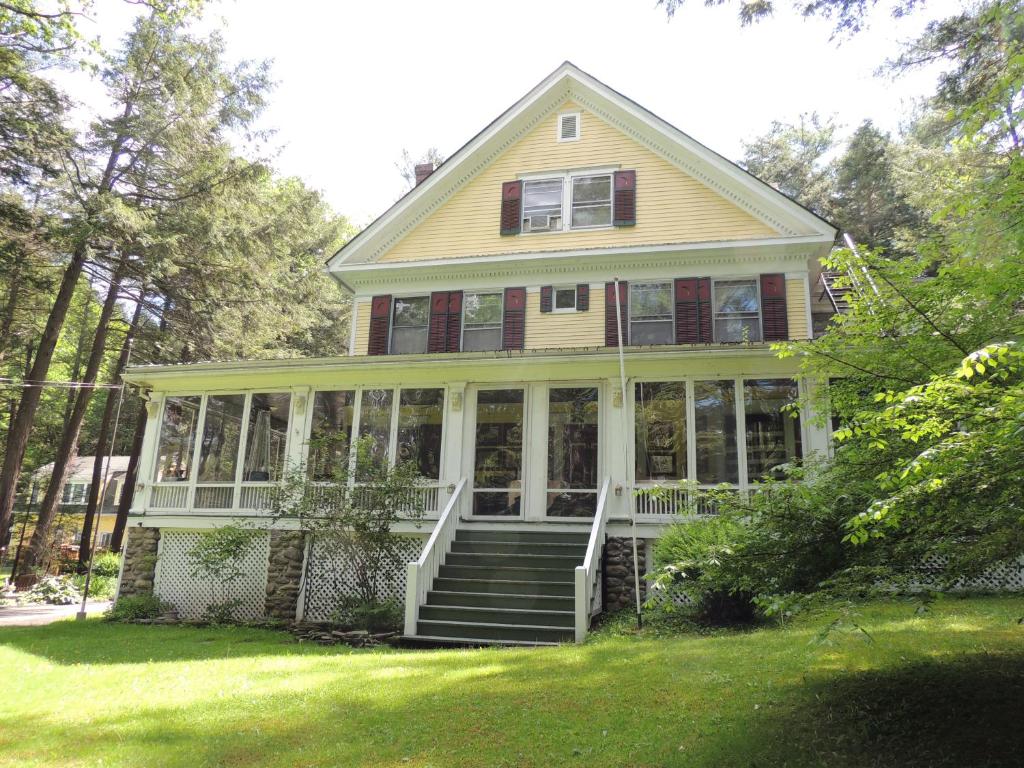 Brookview Manor Inn, Canadensis