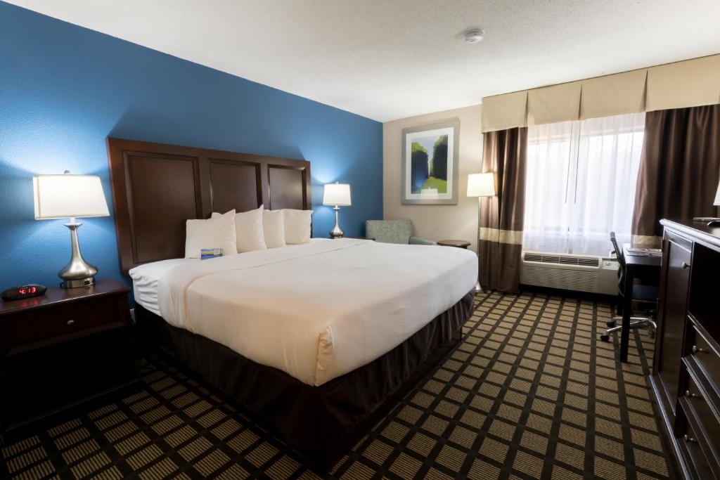 Detroit (MI) Baymont by Wyndham Detroit Airport/Romulus Additional