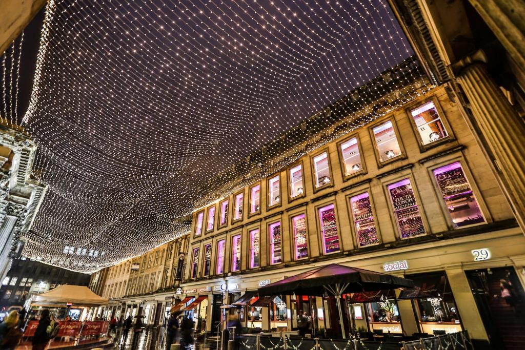 Glasgow Central Station SKYLINE Apartment with Parking (2 bedrooms, 2