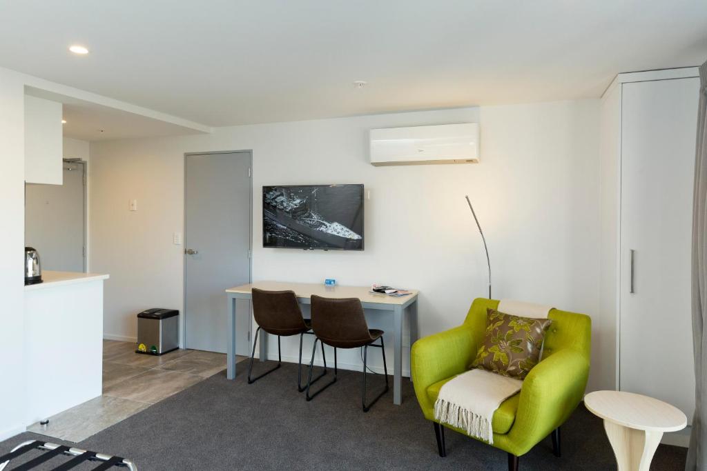 2 on Whiteleigh and 239 on Lincoln Motel photo