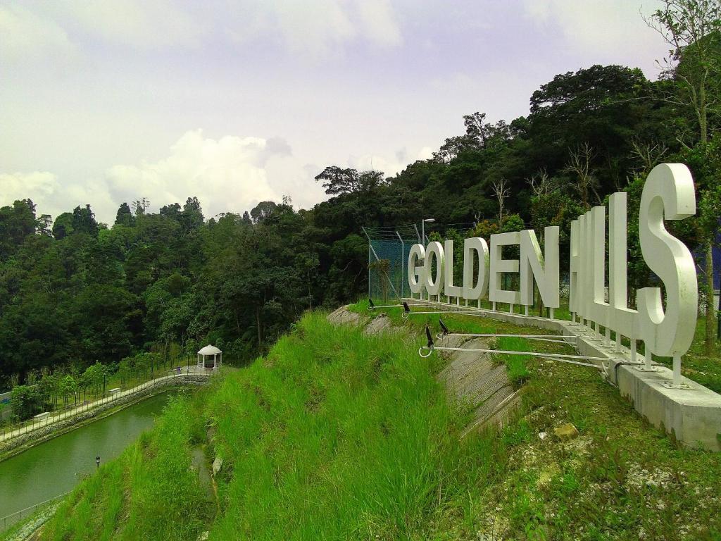 Golden Hill 3 Room Apt @ Night Market