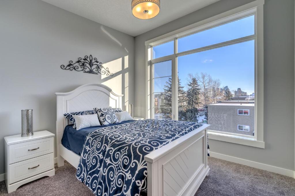 Three-Bedroom House with Balcony #33 Sunalta Downtown — Hotel in Calgary (AB)