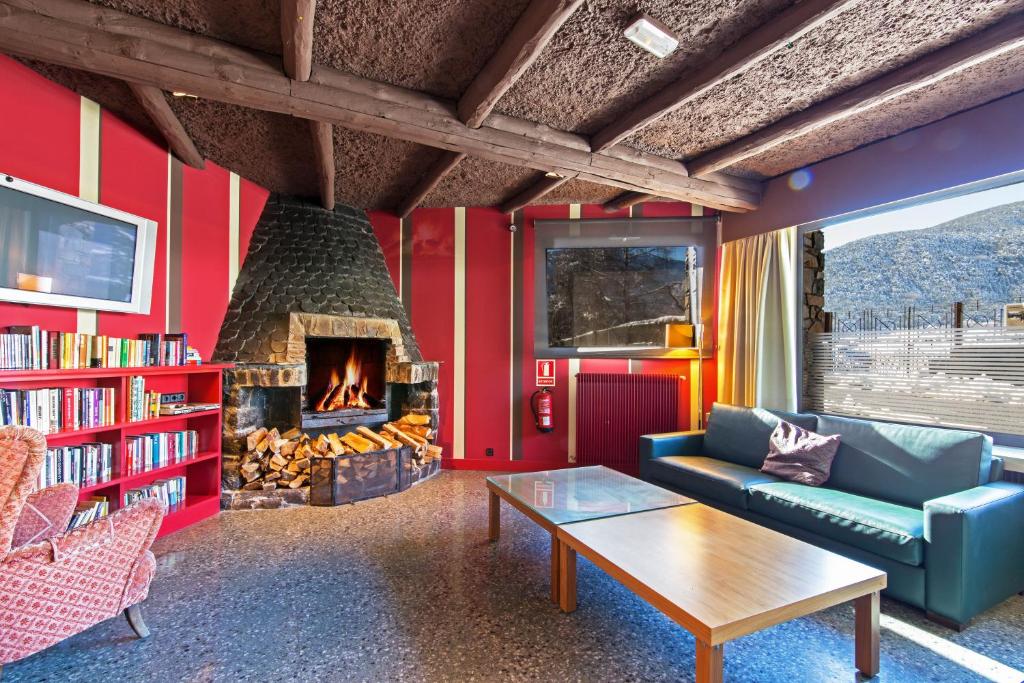 Shared lounge/TV area, Apartaments Giberga in La Massana
