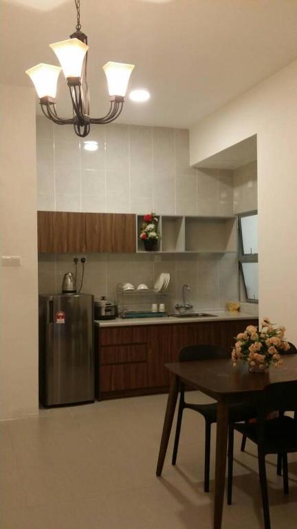 Golden Hill 1 Room Apt at Night Market