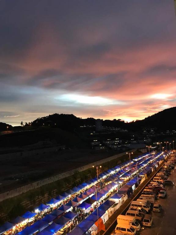 Golden Hill Double Storey Homestay at Night Market