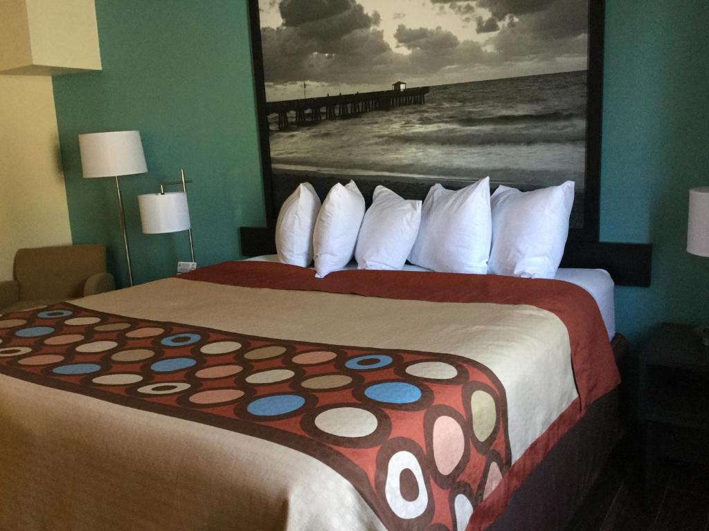 Super 8 By Wyndham Clearwater - St. Petersburg Airport photo