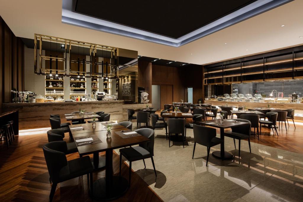 Restaurant, Ramada by Wyndham Seoul Sindorim in Seoul