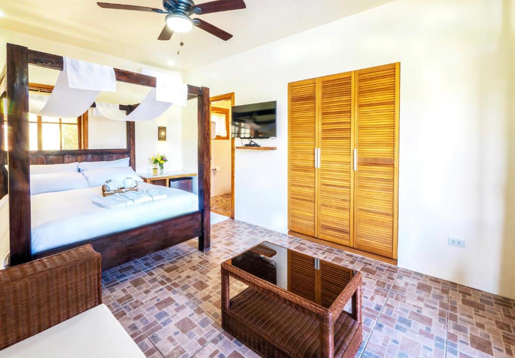 Edgewater Dive & Spa Resort photo