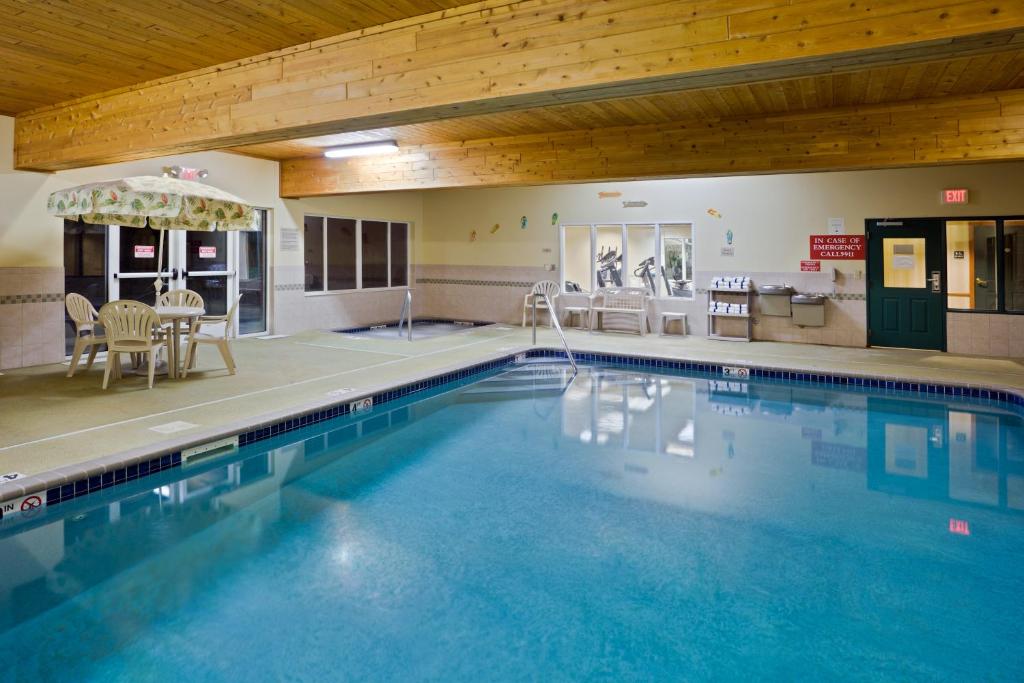 AmericInn by Wyndham Iron Mountain photo