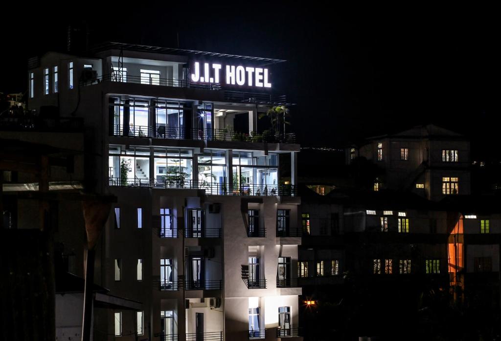 J. I. T HOTEL, Chaltlāng