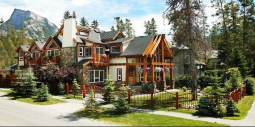 Beaujolais Boutique B&amp;B at Thea's House — Hotel in Banff (AB)
