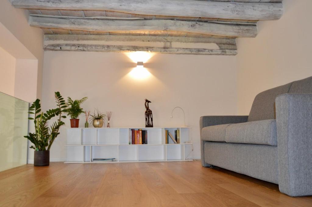 bright and silent apartment near two towers - 5