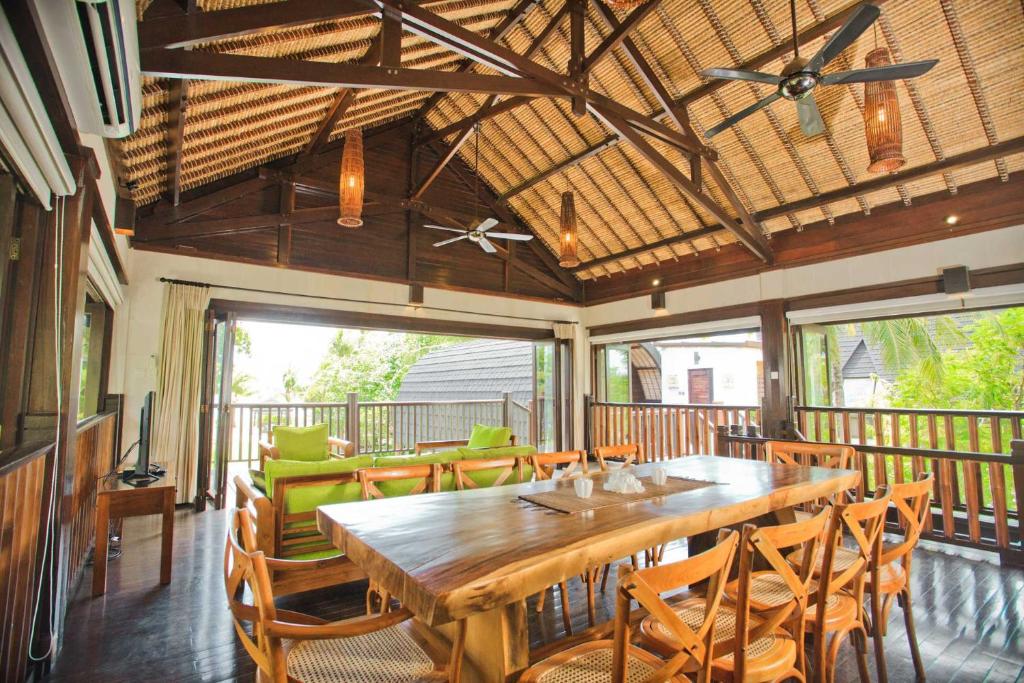 Kudat Riviera Exclusive Beach Villas의 야외 수영장 및 휴식 공간