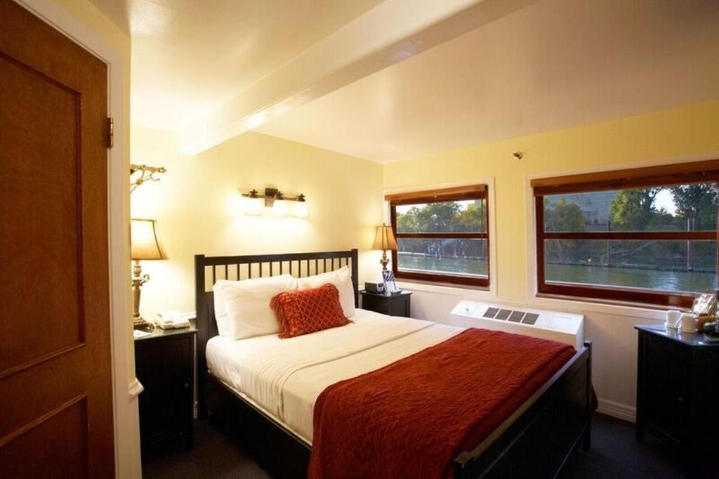 Delta King Hotel photo