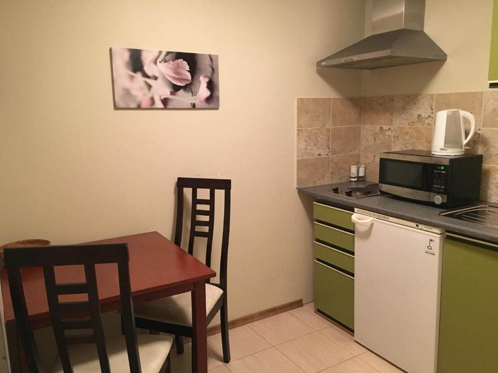 Lee Apartments photo