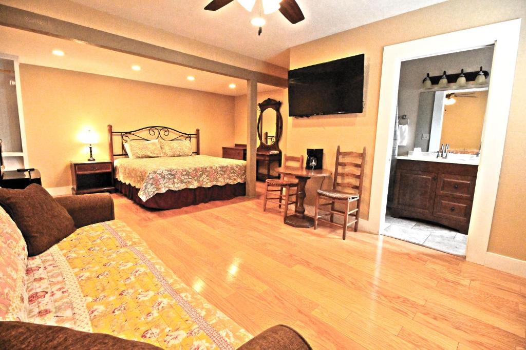 Peach Tree Inn & Suites photo