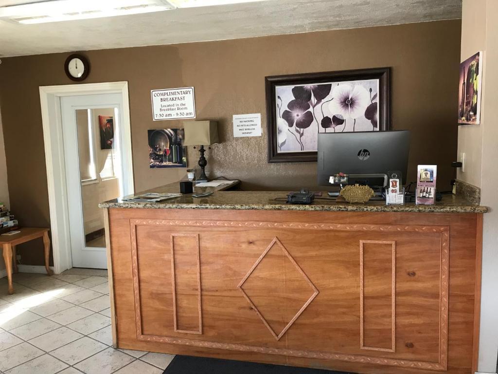 Vino Inn & Suites photo