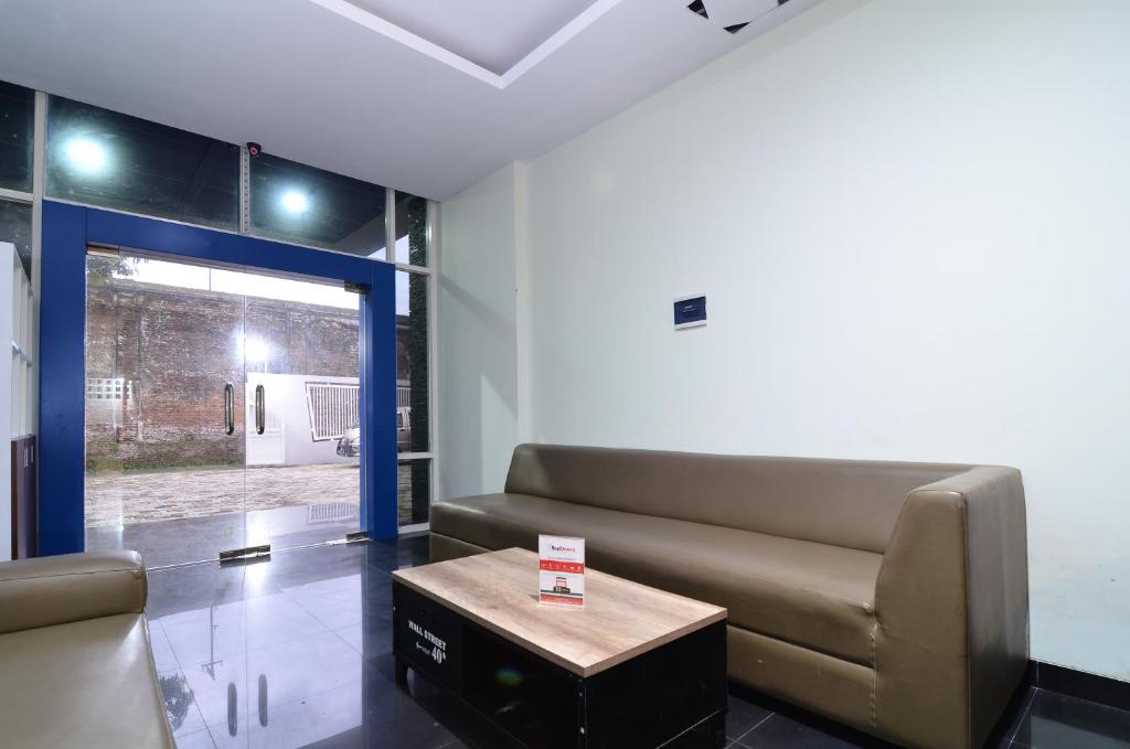 Lobby, RedDoorz near Museum Keraton Surakarta in Surakarta