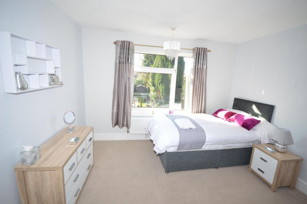 Whole House - Sleeps 5 - near town centre - off road parking