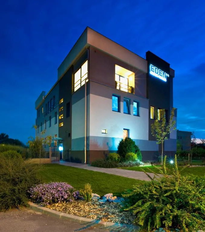 Pension Eden, hotel v destinaci Želiezovce