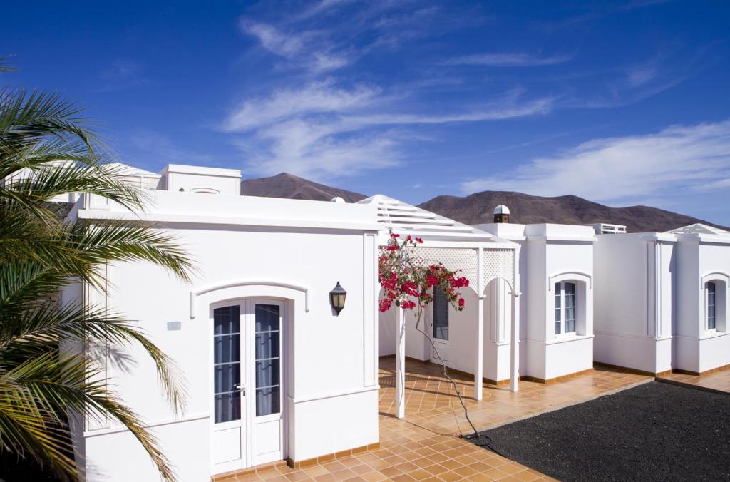 Apartamentos LIVVO Coloradamar — Hotel building in Playa Blanca, Canary Islands