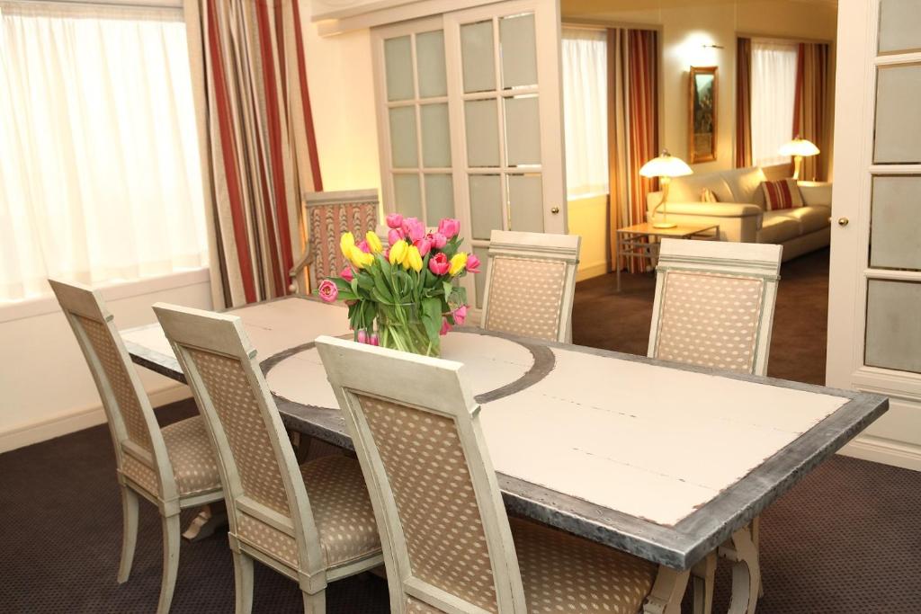 호텔 풀만 부카레스트 월드 트레이드 센터의 고급스러운 레스토랑 내부