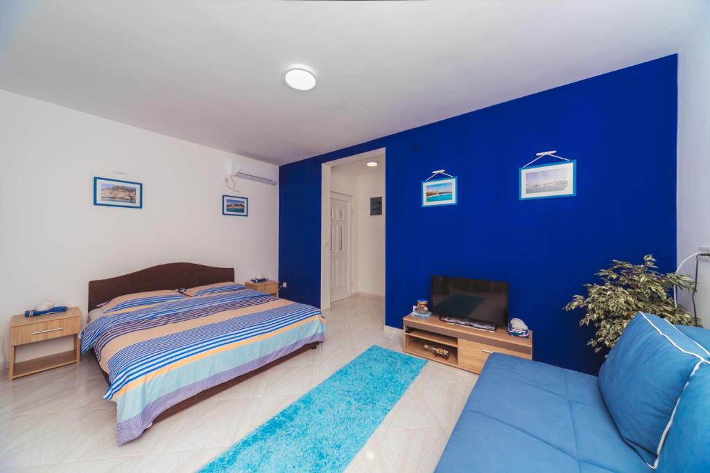 Apartment with Mountain View