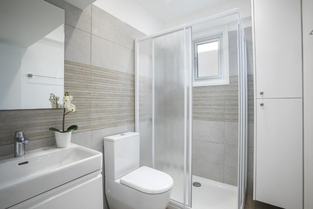 Mackenzie Zoe Seafront Suite photo