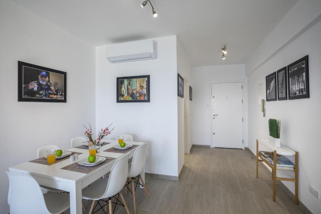 Mackenzie Zoe Seafront Suite photo
