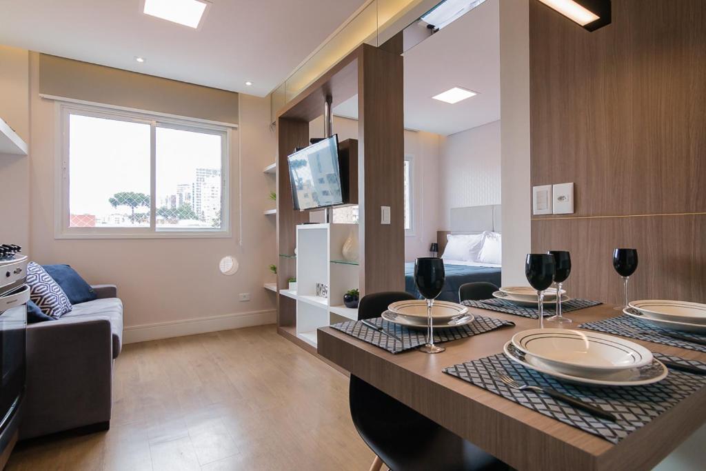 Studio próximo ao shopping Curitiba, Wifi, TV a Cabo e Cozinha completa.