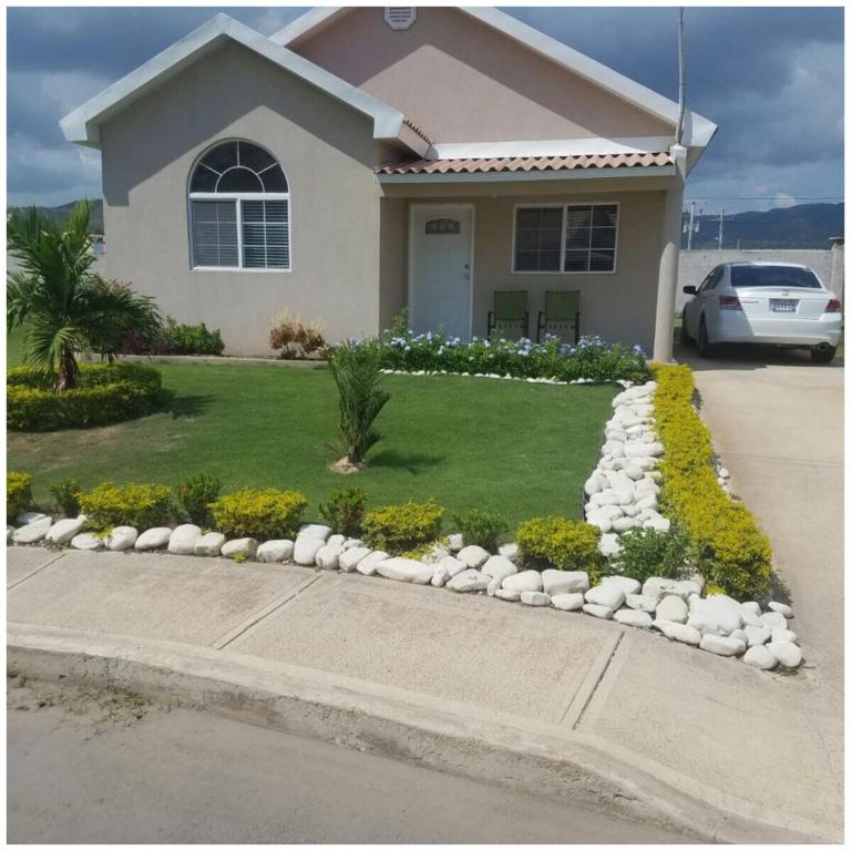 CAYMANAS ESTATE TWO BEDROOM ,GATE COMMUNITY — Hotel in Caymanas