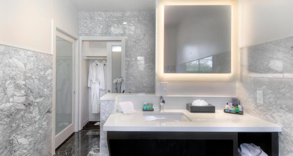 Best Western Plus Palm Court Hotel photo